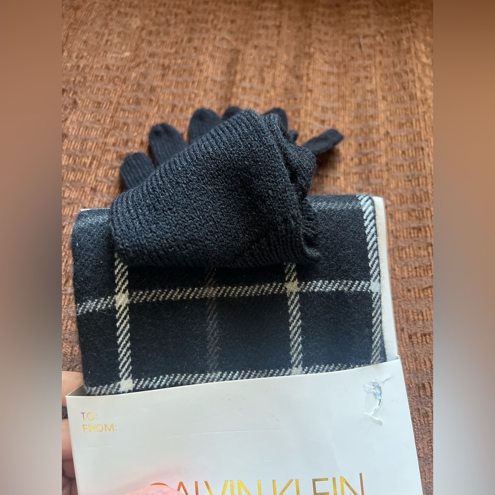 Calvin Klein 2 Piece Set Scarf and Touch Gloves Black - Picture 3 of 4